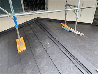 屋根カバー工事にて下屋根の雨押えと棟板金設置